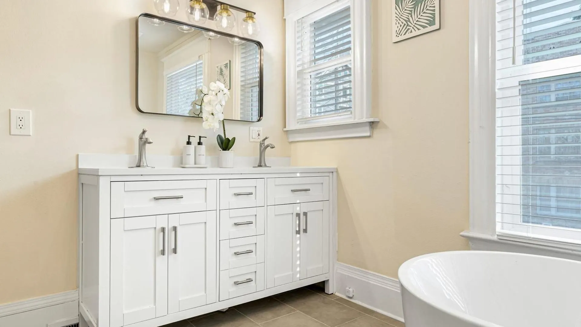 Vintage Meets Modern Spacious Capitol Hill Single Family Home With 97 Walk Score Seattle Holiday home